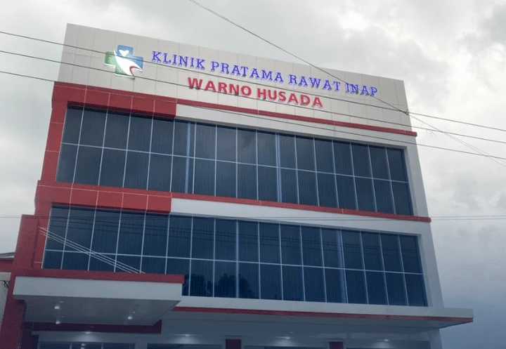Gedung Klinik Pratama Rawat Inap Warno Husada dengan jendela kaca UPVC di fasadnya