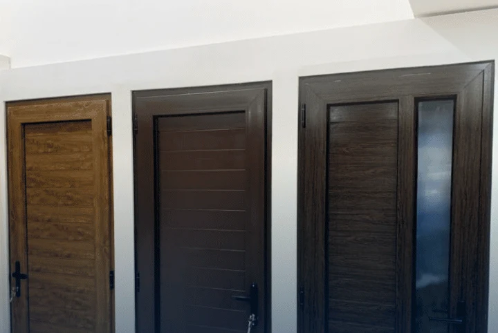 Tiga pintu UPVC bermotif kayu oak dengan warna golden oak dan dark oak