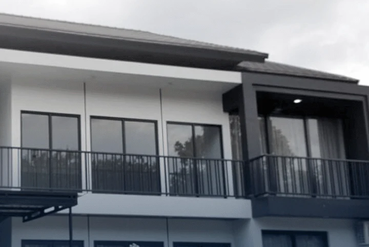 Rumah dua lantai bergaya modern dengan jendela dan pintu UPVC berwarna hitam